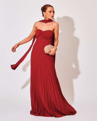 Foto Vestido de Festa Longo Tomara que Caia Plissado com Lenço Marsala Escuro