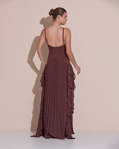Foto Vestido de Festa Longo Crepe Chiffon Alça Fina Saia Plissada com Babado Cascata Marrom