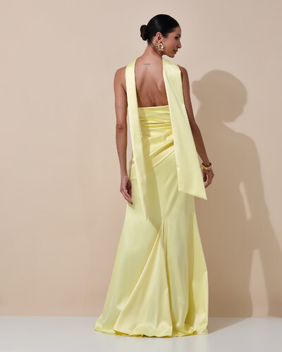 Foto Vestido de Festa Longo Tomara que Caia Cetim Alfaiataria Drapeado Lenço Amarelo Manteiga