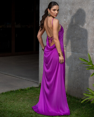 FotoVestido Longo de Cetim com Decote Triangular e Amarração nas Costas Degagê Fúcsia