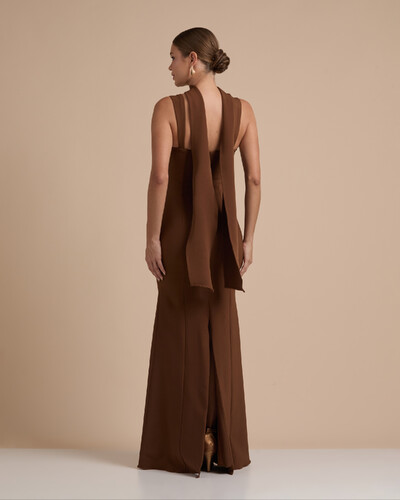 FotoVestido de Festa Longo Alfaiataria Alça Larga e Lenço Marrom