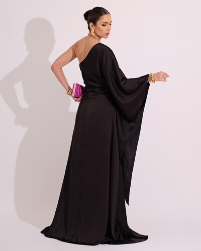 FotoVestido Longo de Cetim Fluido uma Manga e Detalhe Torcido Preto
