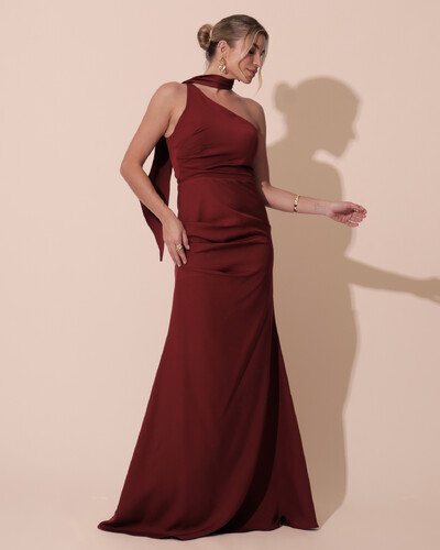 Foto Vestido de Festa Longo Alfaiataria Um Ombro Só Detalhe Drapeado Marsala