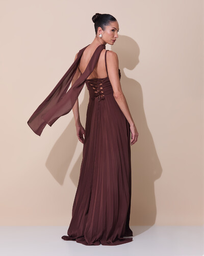 Foto Vestido de Festa Longo Crepe Chiffon Plissado Trançado e Lenço Marrom