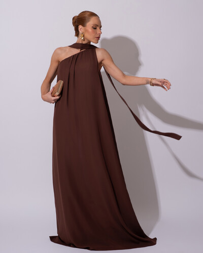 Foto Vestido de Festa Longo Crepe Fluido um Ombro Só com Lenço Marrom