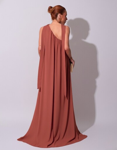 FotoVestido de Festa Longo Crepe Fluido um Ombro Só com Lenço Terracota