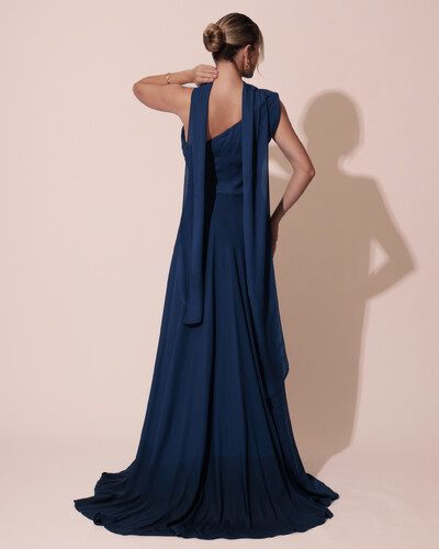 Foto Vestido de Festa Longo Crepe Chiffon Um Ombro Só Drapeado com Lenço Azul Marinho