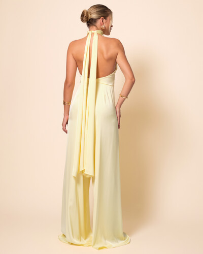 FotoMacacão de Festa Longo em Cetim Fluido com Gola Alta e Lenço Amarelo Manteiga