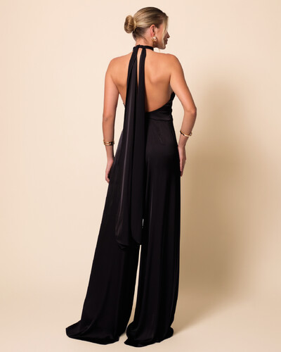 FotoMacacão de Festa Longo em Cetim Fluido com Gola Alta e Lenço Preto