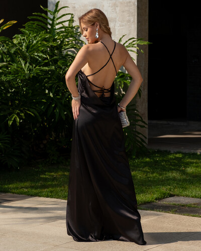 FotoVestido Longo de Cetim com Decote Triangular e Amarração nas Costas Degagê Preto