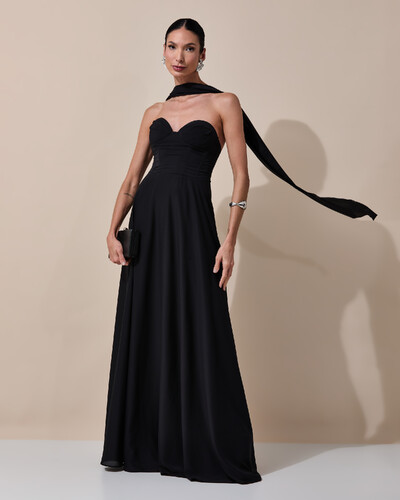 Foto Vestido de Festa Longo Tomara que Caia Crepe Chiffon Decote Coração Lenço Preto