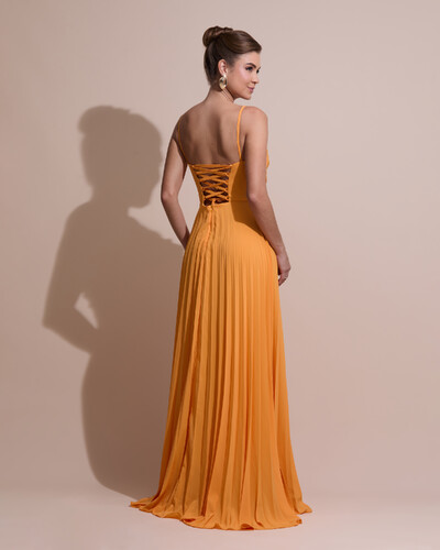 FotoVestido de Festa Longo Crepe Chiffon Plissado Trançado e Lenço Laranja Manga
