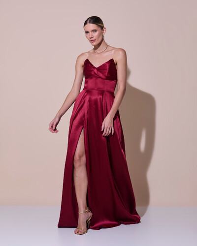 Foto Vestido de Festa Longo Tomara que Caia Cetim Decote Coração Fenda Marsala