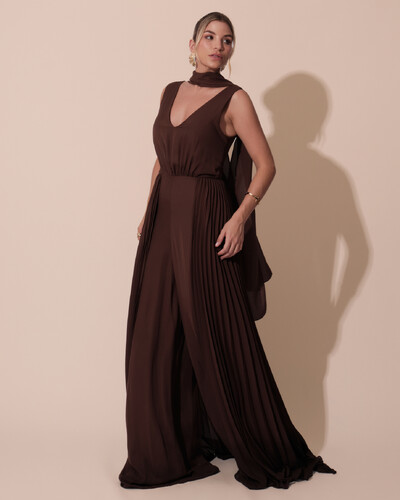 Foto Macacão de Festa Longo Crepe Pantalona Plissado e Lenço Marrom