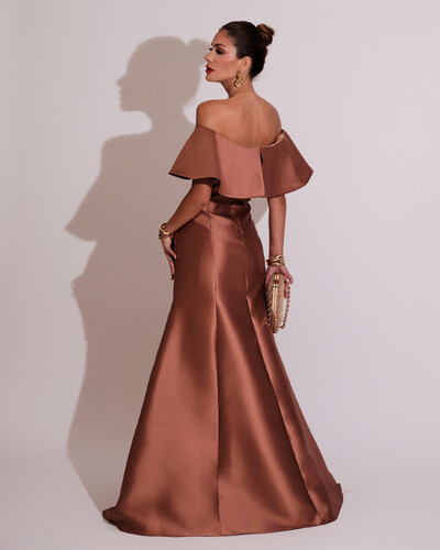 FotoVestido de Festa Longo Zibeline Ombro a Ombro com Babado Mocha Mousse