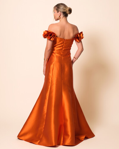 FotoVestido Longo de Festa Zibeline Ombro a Ombro com Flores e Fenda Terracota