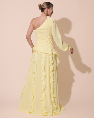 Foto Vestido de Festa Longo Crepe Um Ombro Só Manga Longa e Babados Cascata Fenda Amarelo Manteiga