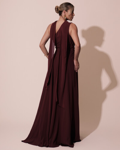 FotoVestido de Festa Longo Crepe Chiffon Um Ombro Só Drapeado com Lenço Marsala