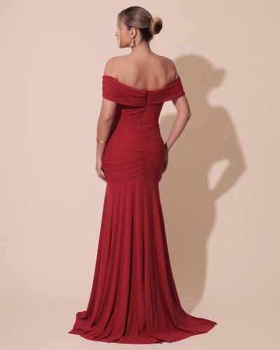 FotoVestido de Festa Longo Tule Ombro a Ombro Drapeado com Saia Fluida Cereja