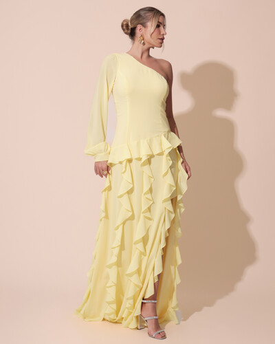Foto Vestido de Festa Longo Crepe Um Ombro Só Manga Longa e Babados Cascata Fenda Amarelo Manteiga