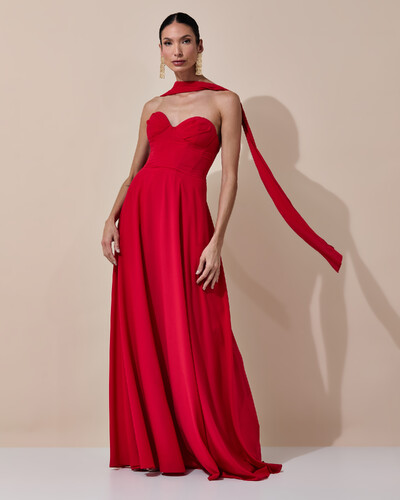 Foto Vestido de Festa Longo Tomara que Caia Crepe Chiffon Decote Coração Lenço Vermelho