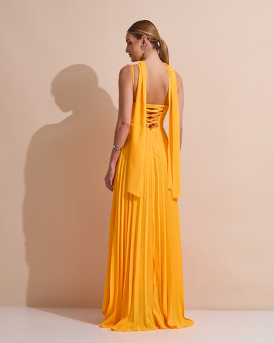 Foto Vestido de Festa Longo Crepe Chiffon Plissado Trançado e Lenço Laranja Manga New