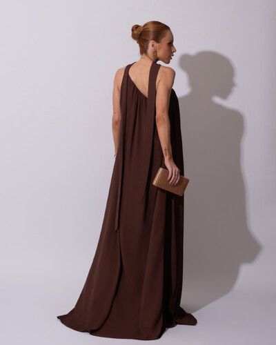 FotoVestido de Festa Longo Crepe Fluido um Ombro Só com Lenço Marrom