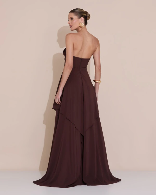 Vestido de Festa Longo Tomara que Caia Crepe Chiffon Drapeado Camadas Marrom