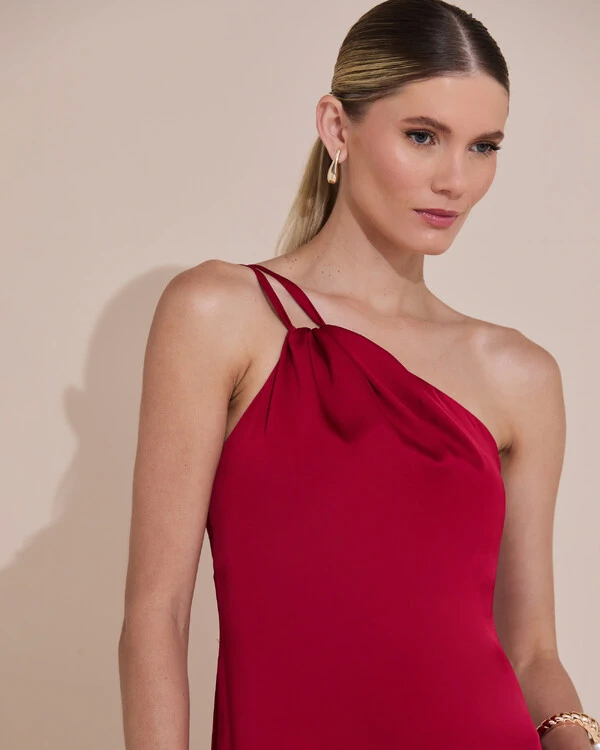 Vestido de Festa Longo em Cetim Fluido um Ombro Só com Lenço Marsala