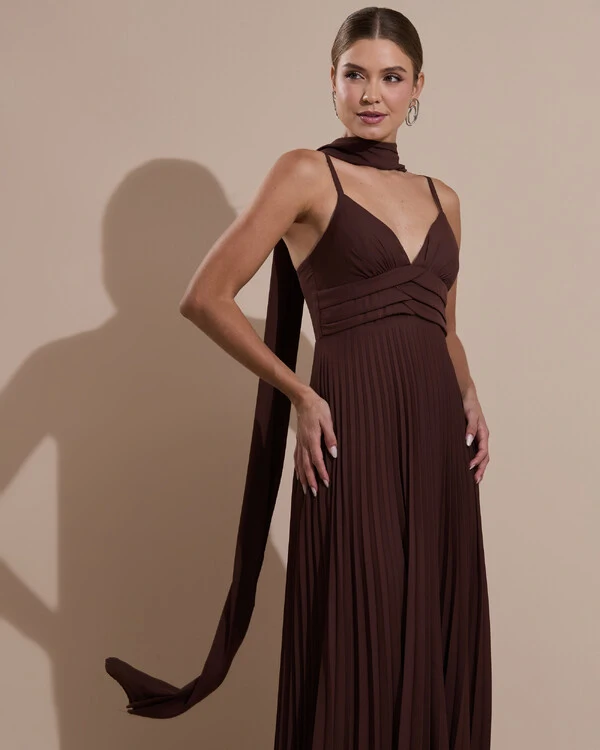 Vestido de Festa Longo Plissado Crepe Chiffon com Alça e Lenço Marrom