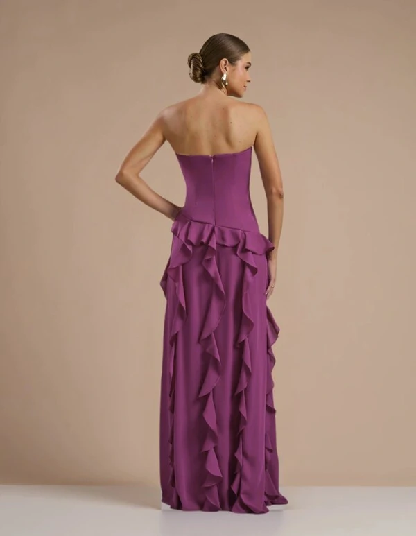 Vestido de festa Longo Tomara que Caia Crepe Chiffon com Bababos Cascata e Fenda Fúcsia Beterraba