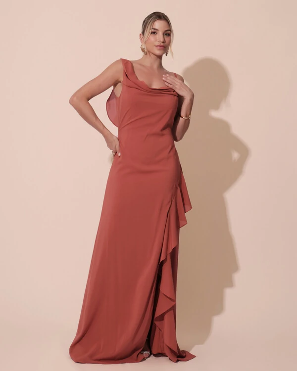 Vestido de Festa Longo Crepe Chiffon Degagê com Fenda e Babado Cascata Terracota