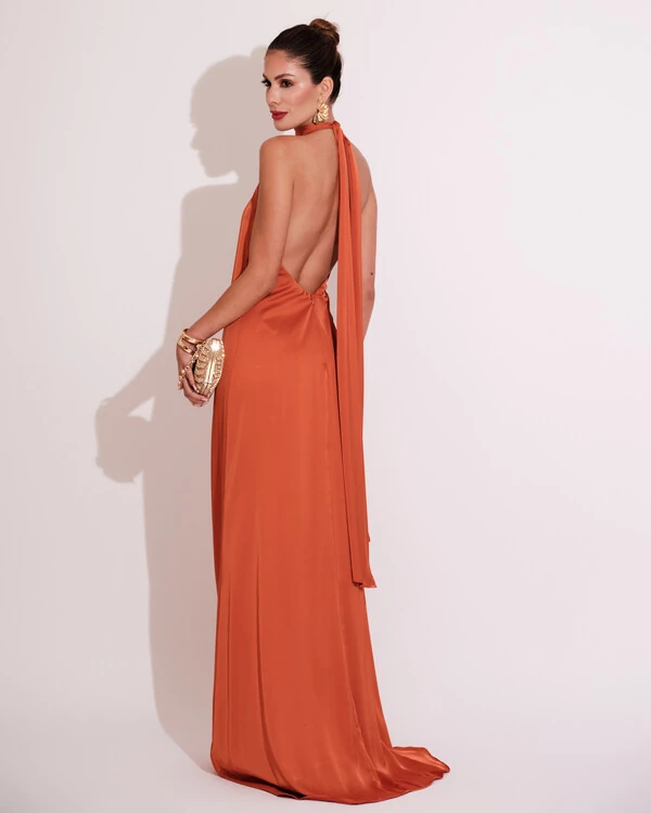 Vestido de Festa Gola Alta com Decote nas Costas Acetinado Terracota