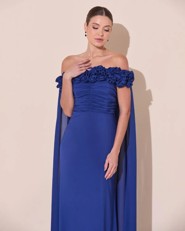 Vestido de Festa Longo Ombro a Ombro Plissado Crepe Chiffon Capa Flor 3D Azul Marinho