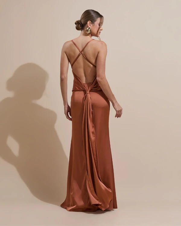 Vestido de Festa Longo Costas Abertas Laço Cetim Decote V Mocha Mousse