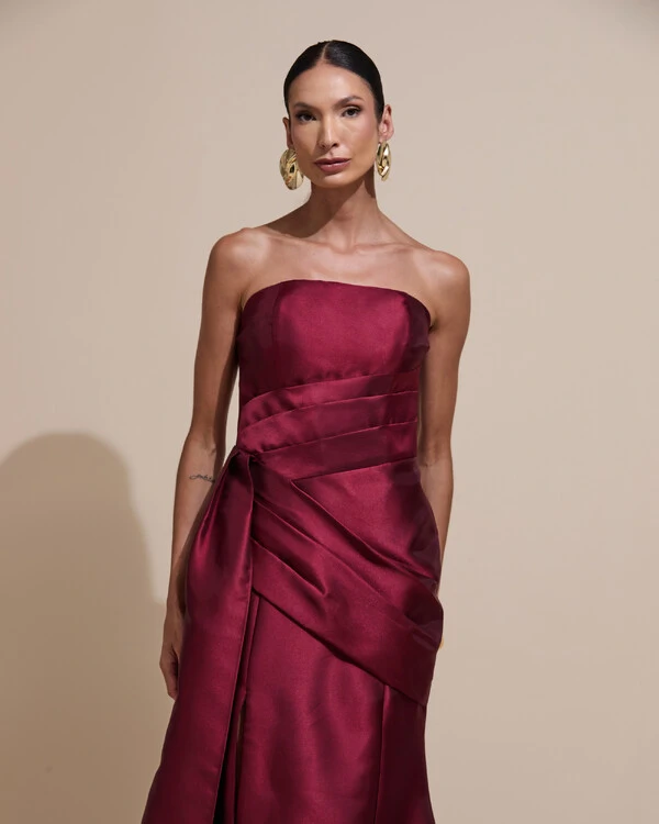 Vestido de Festa Longo Tomara que Caia Zibeline Drapeado e Faixa Marsala Escuro