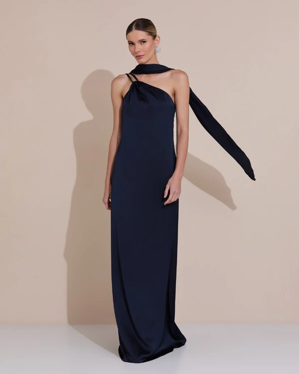Vestido de Festa Longo em Cetim Fluido um Ombro Só com Lenço Azul Marinho
