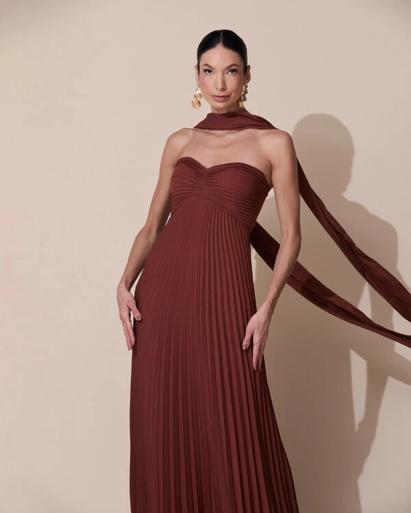 Vestido de Festa Longo Tomara que Caia Plissado com Lenço Marrom New