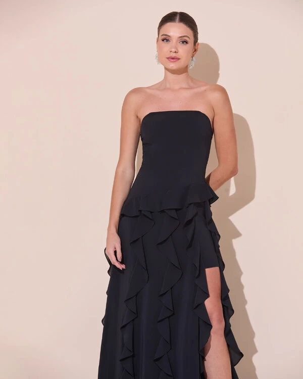 Vestido de festa Longo Tomara que Caia Crepe Chiffon com Babados Cascata e Fenda Preto