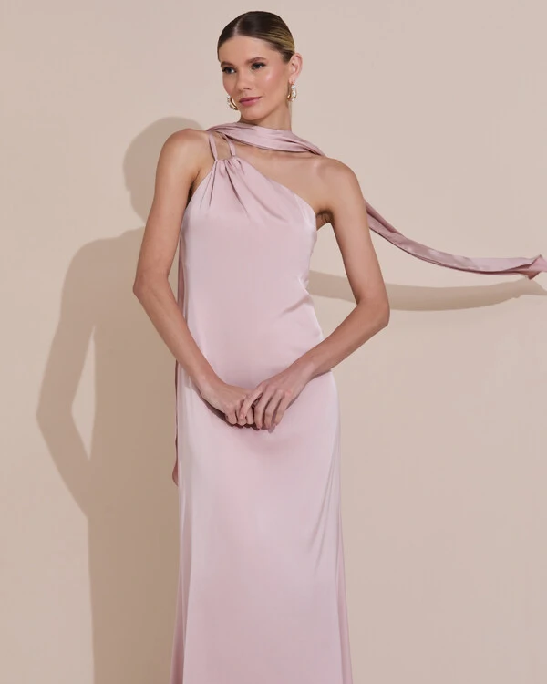 Vestido de Festa Longo em Cetim Fluido um Ombro Só com Lenço Rose Nude