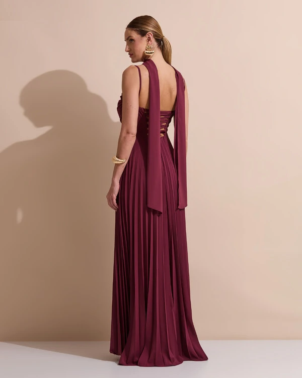 Vestido de Festa Longo Crepe Chiffon Plissado Trançado e Lenço Marsala