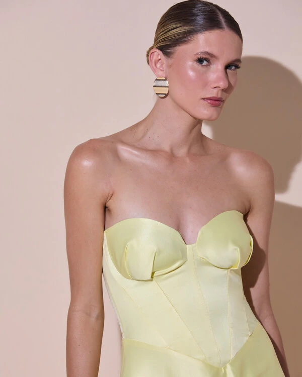 Vestido de Festa Longo Tomara que Caia Cetim Decote Coração Drapeado Amarelo Manteiga