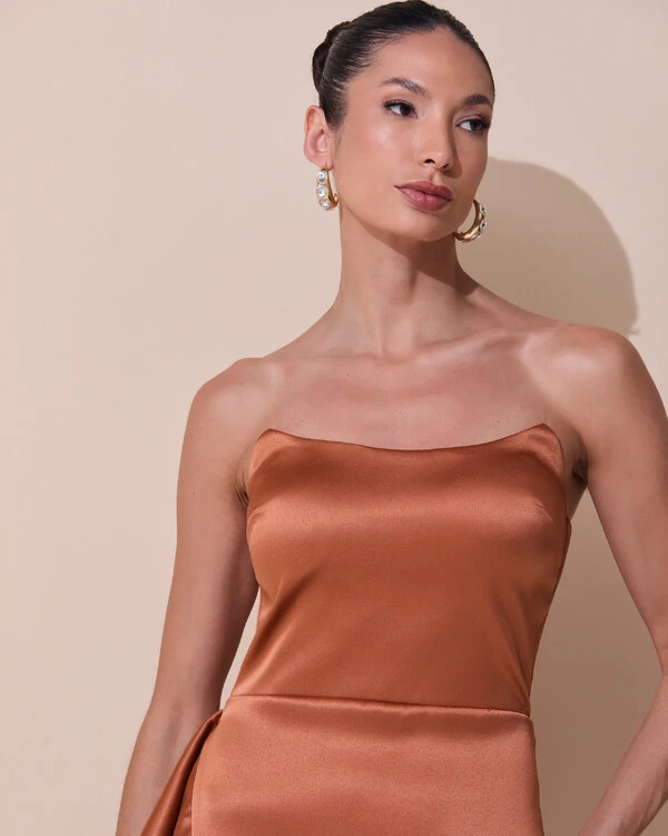 Vestido de Festa Longo Tomara que Caia Cetim Babado Fenda Mocha Mousse