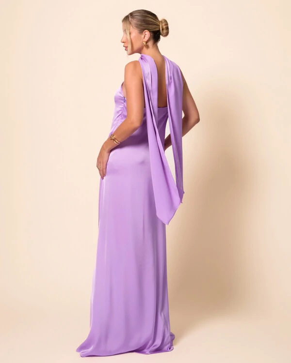 Vestido de Festa Longo em Cetim Fluido um Ombro Só com Lenço Lilás