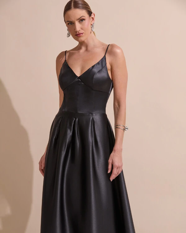 Vestido de Festa Longo Alça Fina Decote V Cetim Saia Evasê Preto
