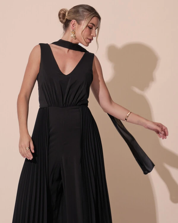 Macacão de Festa Longo Crepe Pantalona Plissado e Lenço Preto