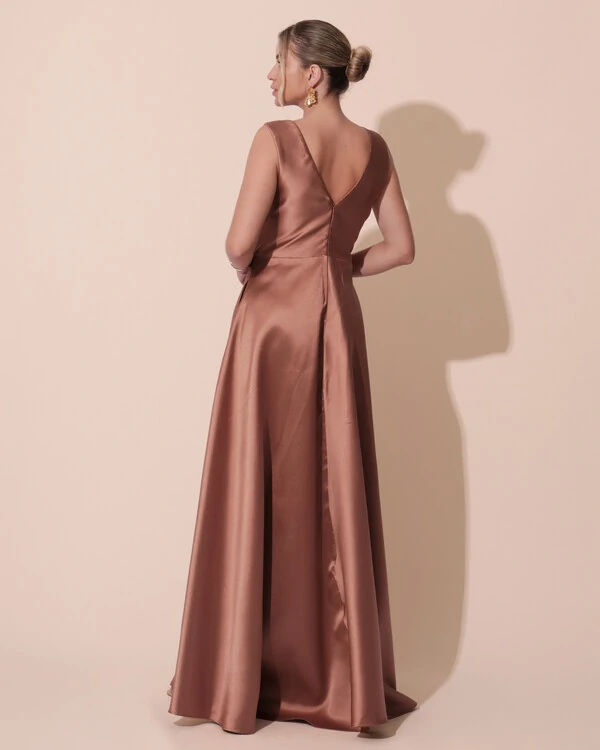 Vestido de Festa Longo Plus Size Zibeline Faixa e Flor Mocha Mousse