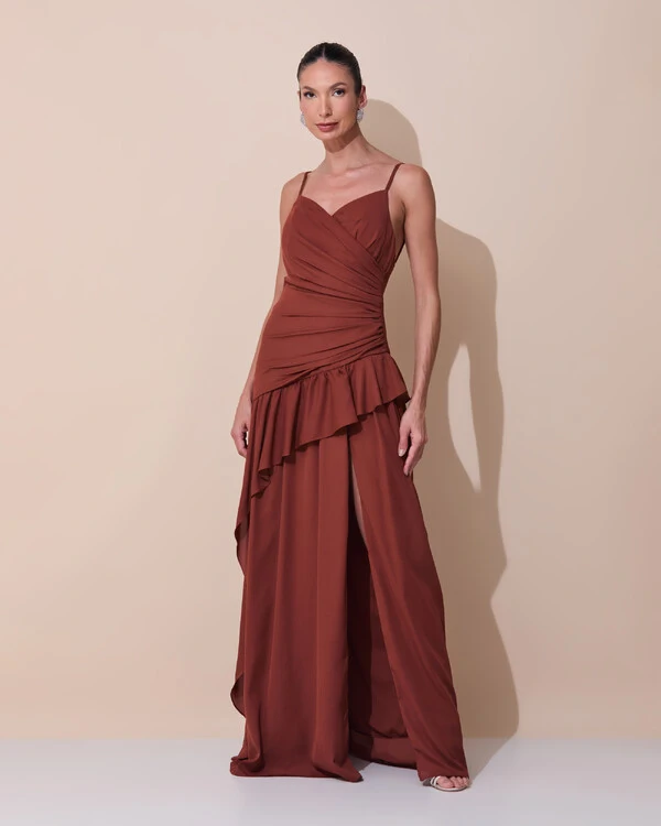 Vestido de Festa Longo Decote Drapeado Crepe Chiffon Fenda Babado Camadas Marrom New