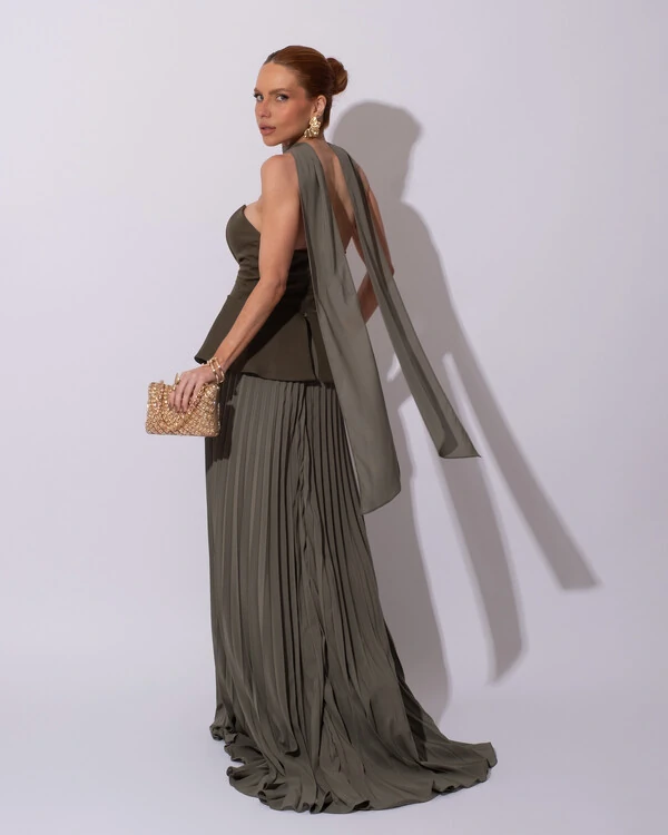 Vestido de Festa Longo Alfaiataria Tomara que Caia Saia Plissada e Lenço Verde Oliva