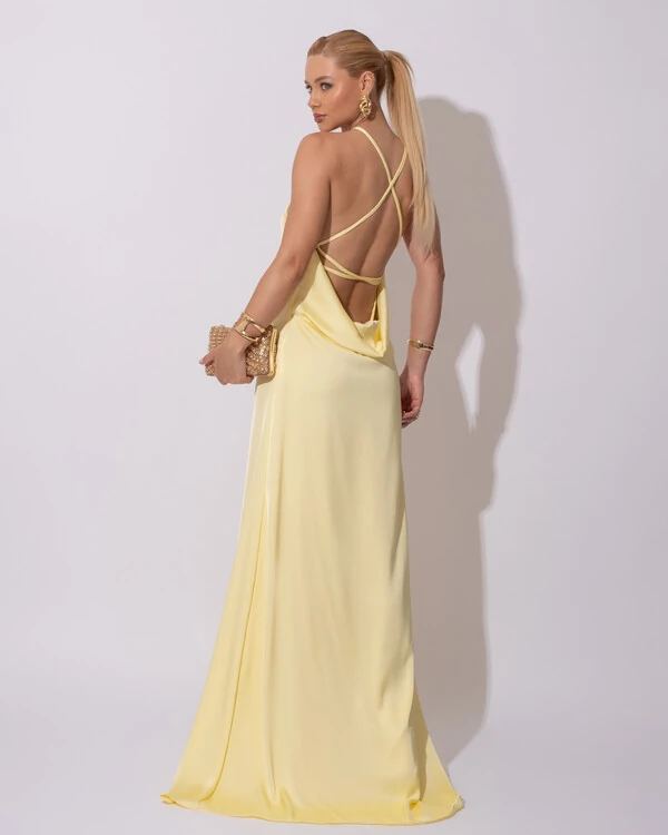 Vestido Longo de Cetim com Decote Triangular e Amarração nas Costas Degagê Amarelo Manteiga
